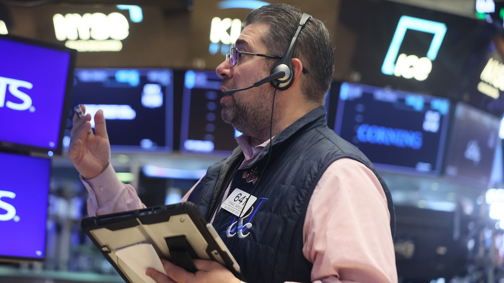 A trader on the floor of the New York Stock Exchange, as markets react to US President Donald Trump's decision to raise global tariffs from 10% to 15%, on February 24, 2026. /VCG