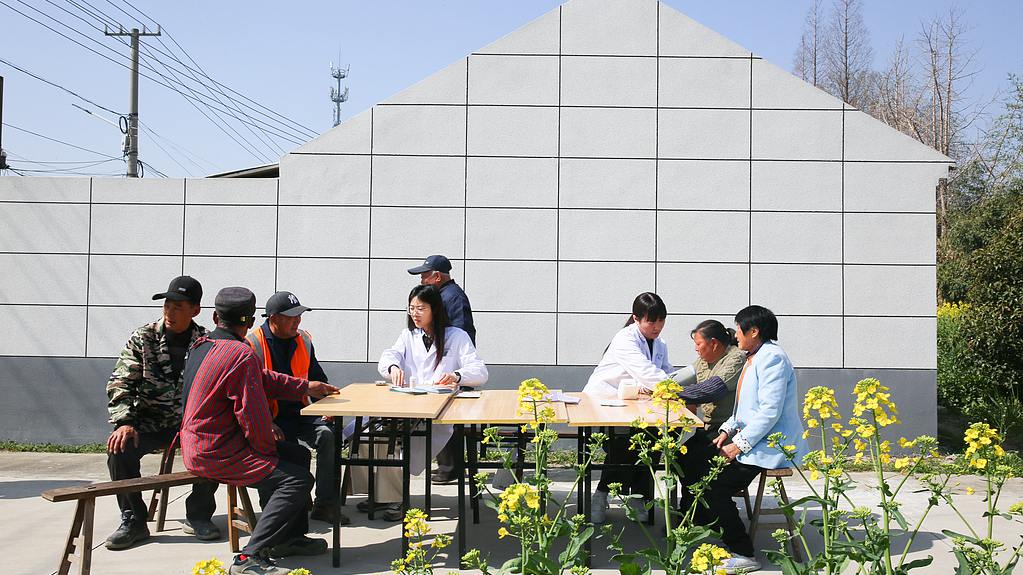 Family doctors provide free consultations to villagers in a local community, Nantong City, Jiangsu Province, March 23, 2025. /VCG