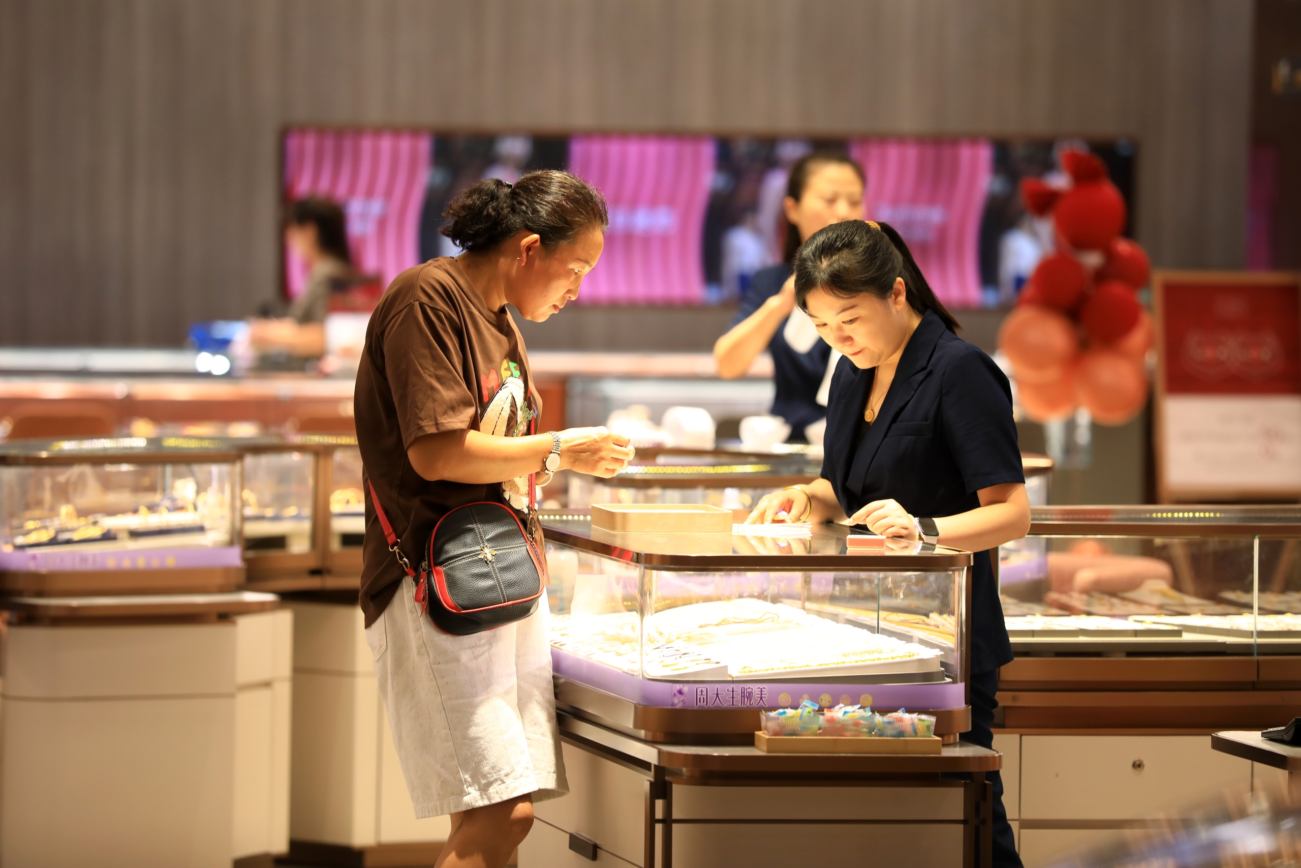 A shopper browses jewelry at a gold store in Huai'an, Jiangsu on August 30, 2025. /IC