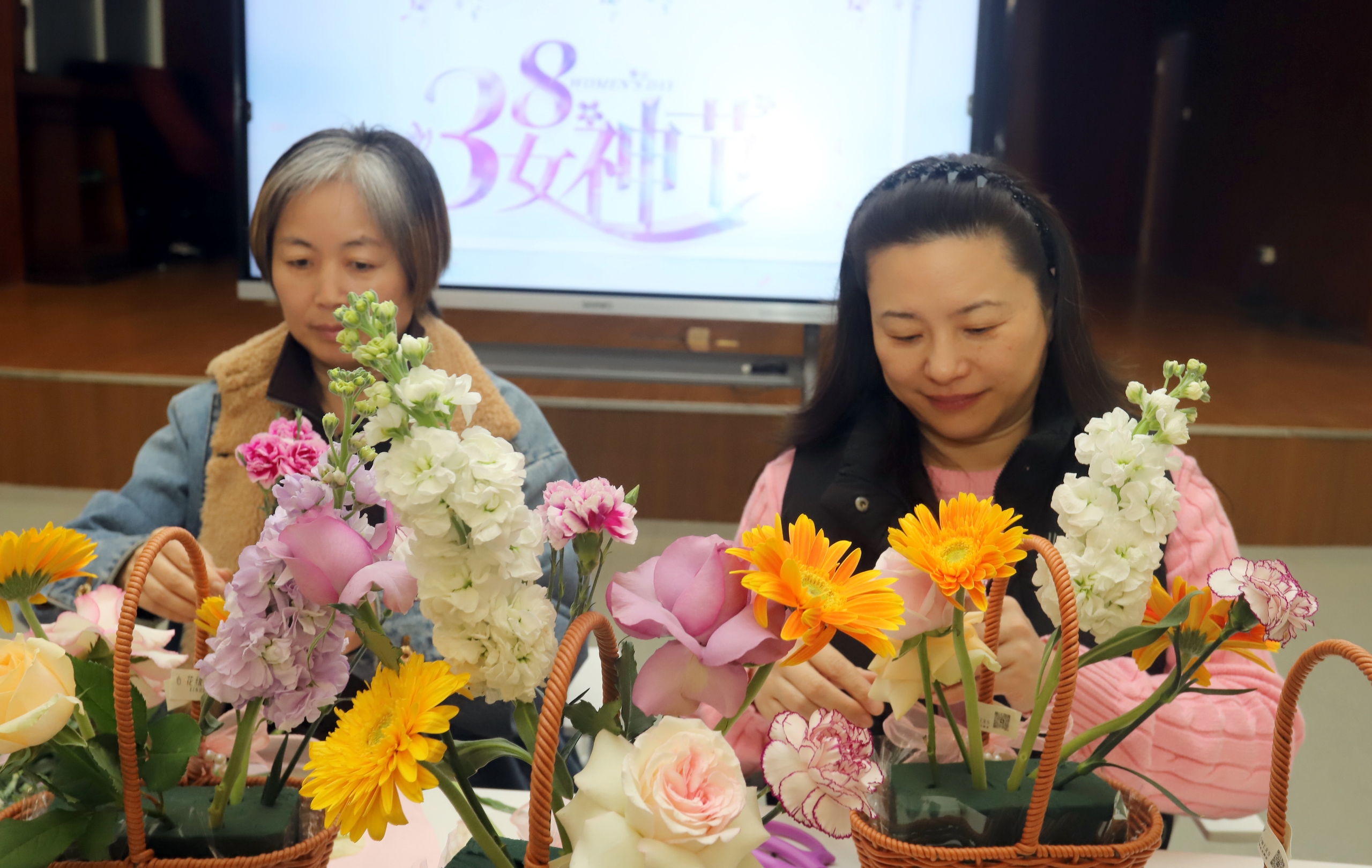 Two female teachers learn the traditional flower arrangement art in Suzhou, Jiangsu Province on March 6, 2026. /IC
