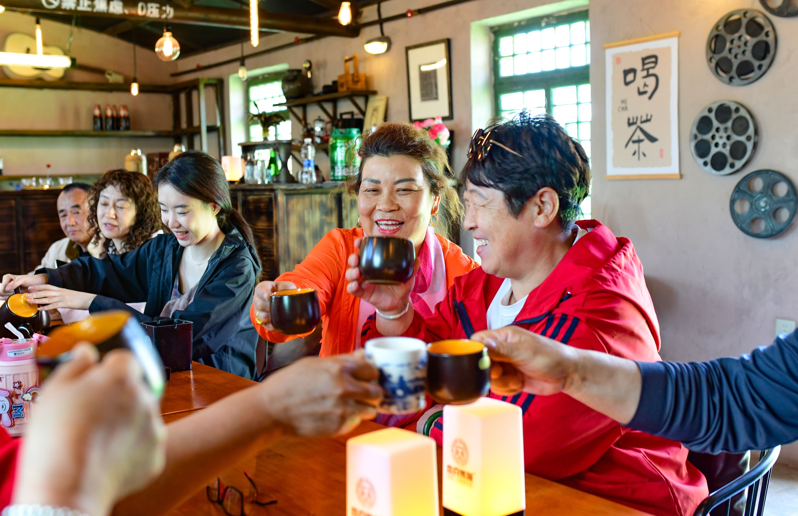 Friends gather over a meal at a coffee house in Ordos, Inner Mongolia on May 1, 2025. /IC