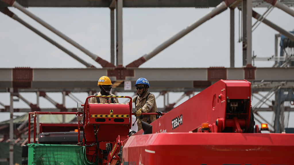 Sinopec employees working along with local workers during the construction of the central processing facility at Tilenga oil field in Buliisa, Uganda, August 13, 2025. /VCG 