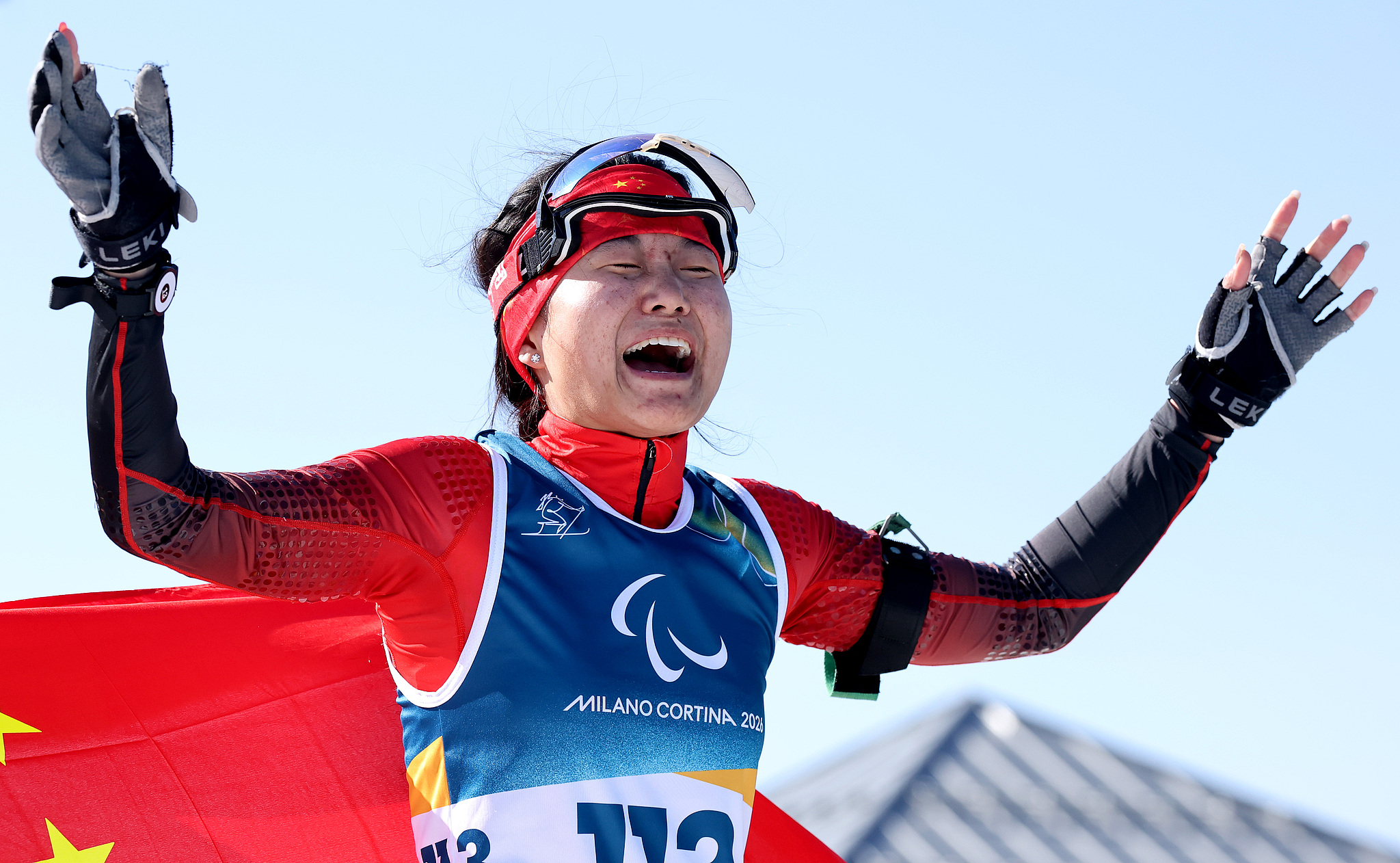 Wang Yue of China celebrates after winning the women's biathlon sprint vision impaired gold medal at the 2026 Milano Cortina Winter Paralympics in Val di Fiemme, Italy, March 7, 2026. /VCG