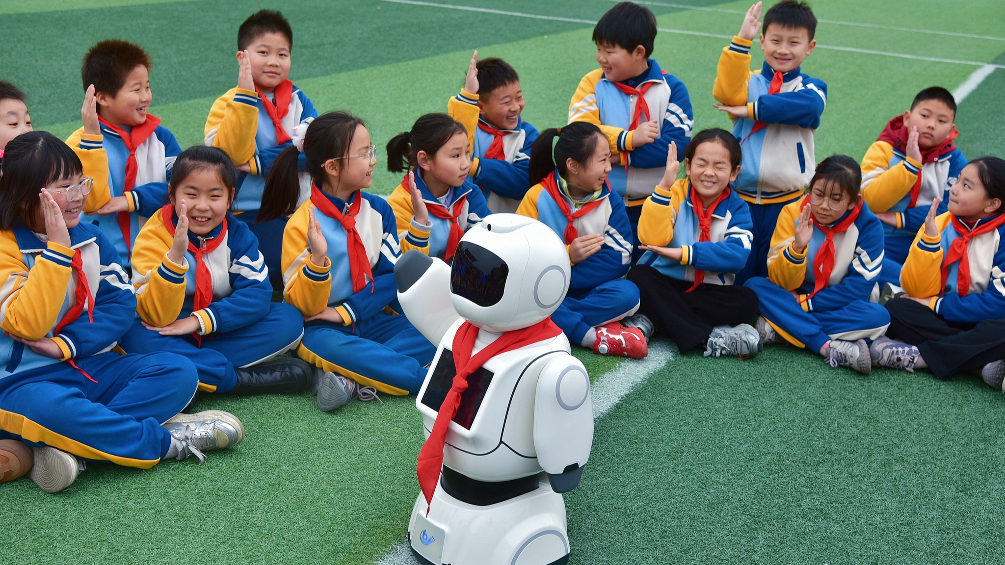 Students play games with a smart robot in Nantong, Jiangsu Province, east China, March 10, 2025. /CFP