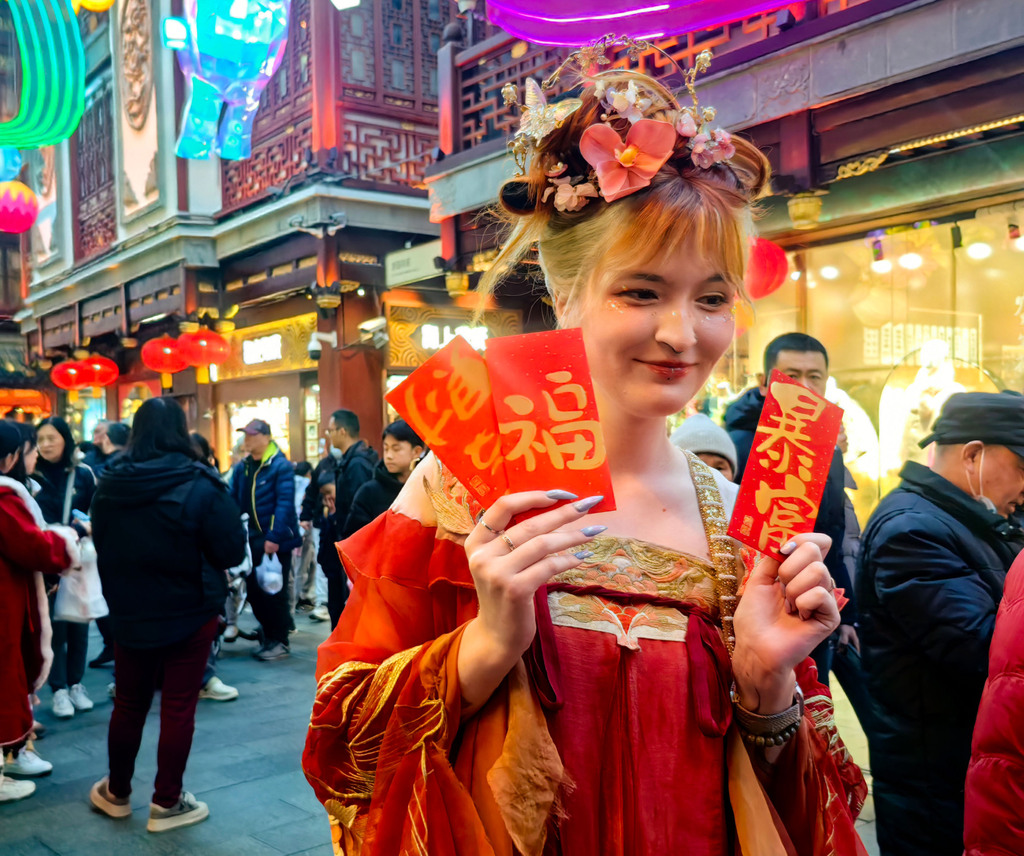 A woman from Russia came to Yu Garden to celebrate the Chinese New Year, Shanghai, China, February 12, 2026. /VCG