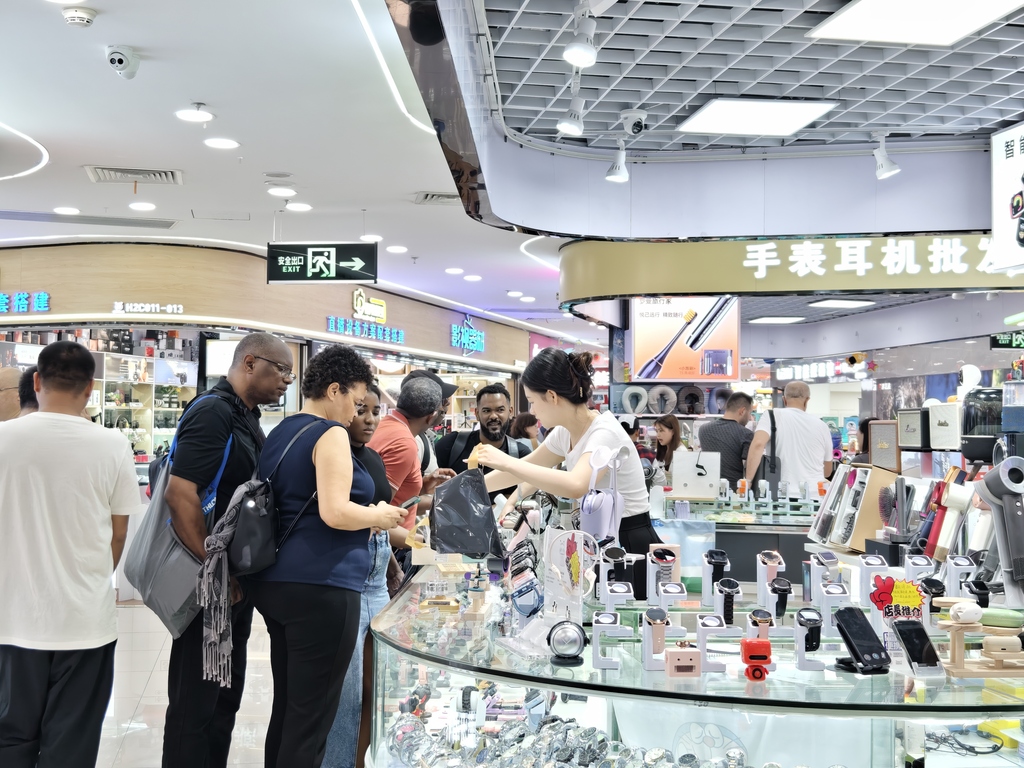 Foreign tourists were purchasing electronic products on the commercial street in Shenzhen, China, April 20, 2025. /VCG