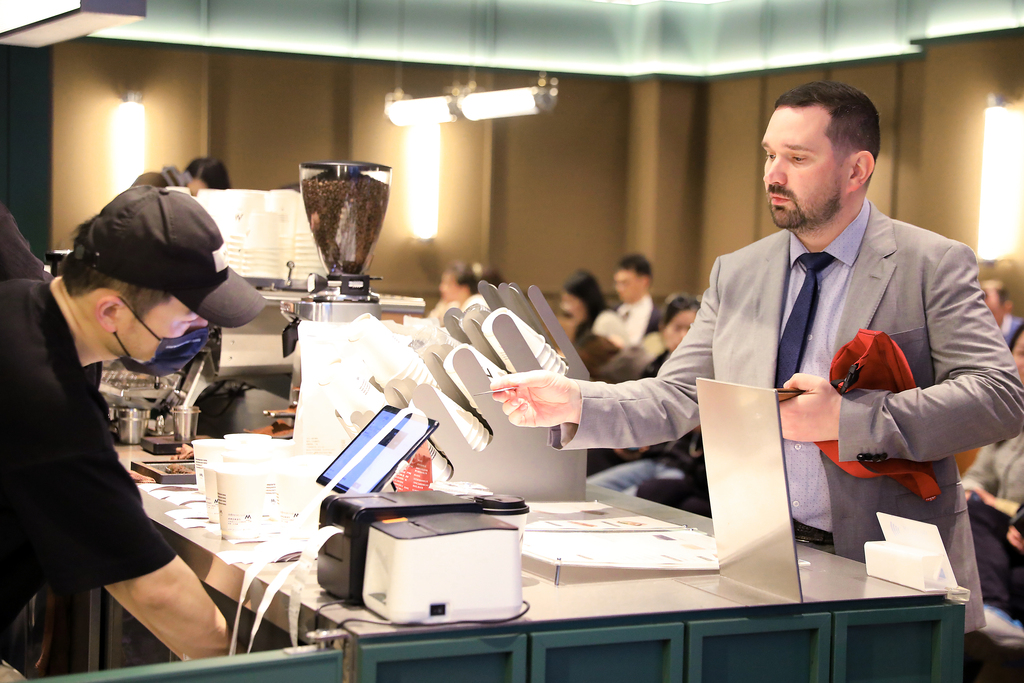 A foreigner used a credit card to pay for a cup of coffee in Shanghai, China, April 12, 2024. /VCG