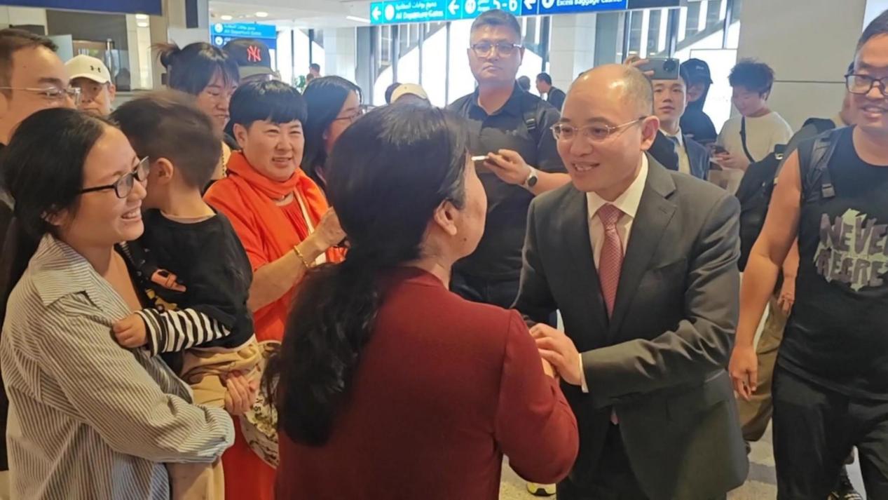New Chinese ambassador sees off returning Chinese travelers from Dubai