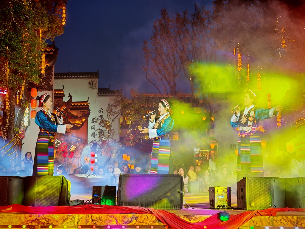 Artists from a folk art troupe in Shigatse, Xizang Autonomous Region present a grand celebration at the Xiangyunwan Cultural and Tourist Scenic Area in Xiaogan, Hubei Province on March 7, 2026. /VCG
