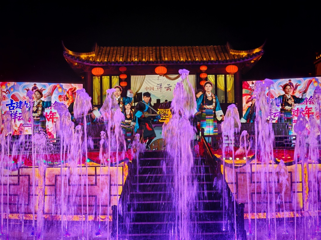 Artists from a folk art troupe in Shigatse, Xizang Autonomous Region present a grand celebration at the Xiangyunwan Cultural and Tourist Scenic Area in Xiaogan, Hubei Province on March 7, 2026. /VCG