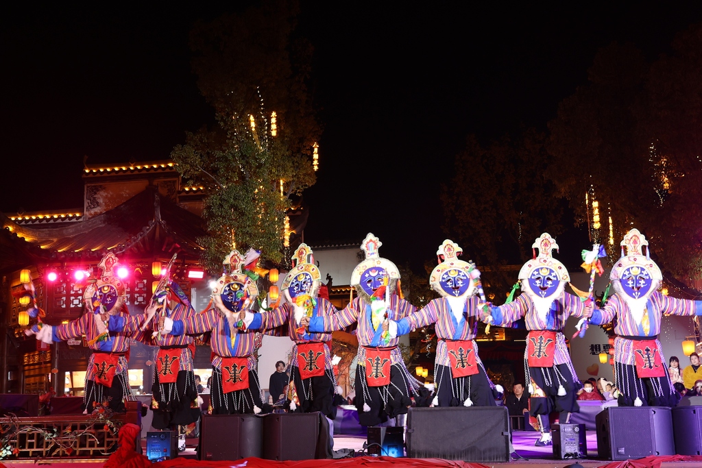 Artists from a folk art troupe in Shigatse, Xizang Autonomous Region present a grand celebration at the Xiangyunwan Cultural and Tourist Scenic Area in Xiaogan, Hubei Province on March 7, 2026. /VCG
