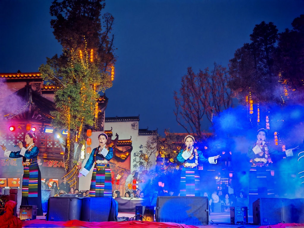 Artists from a folk art troupe in Shigatse, Xizang Autonomous Region present a grand celebration at the Xiangyunwan Cultural and Tourist Scenic Area in Xiaogan, Hubei Province on March 7, 2026. /VCG