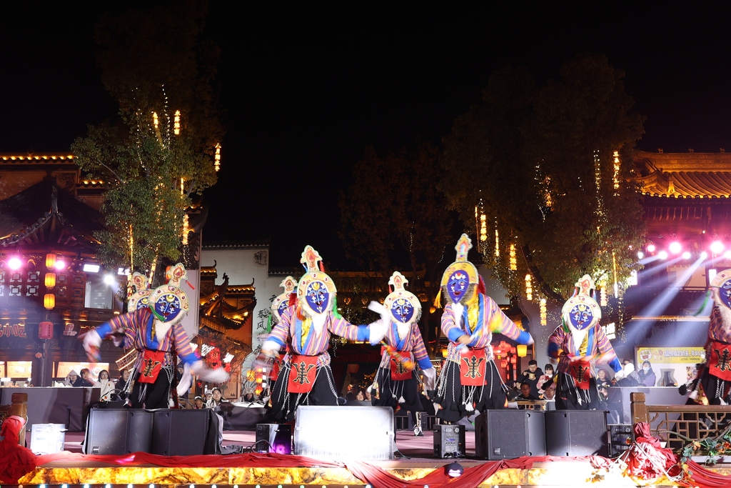Artists from a folk art troupe in Shigatse, Xizang Autonomous Region present a grand celebration at the Xiangyunwan Cultural and Tourist Scenic Area in Xiaogan, Hubei Province on March 7, 2026. /VCG
