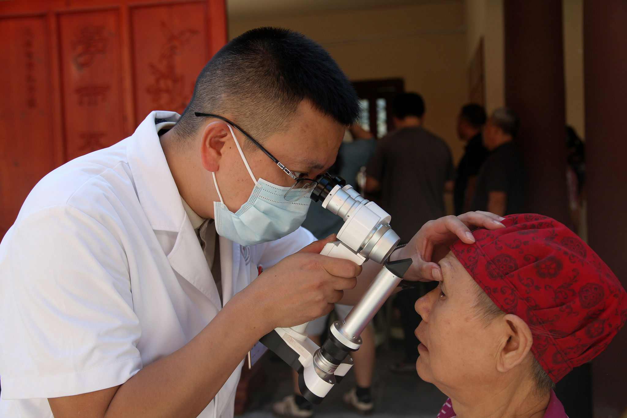 Medical workers examine a villager during a community healthcare visit, Chongqing, southwest China, August 17, 2025. /VCG