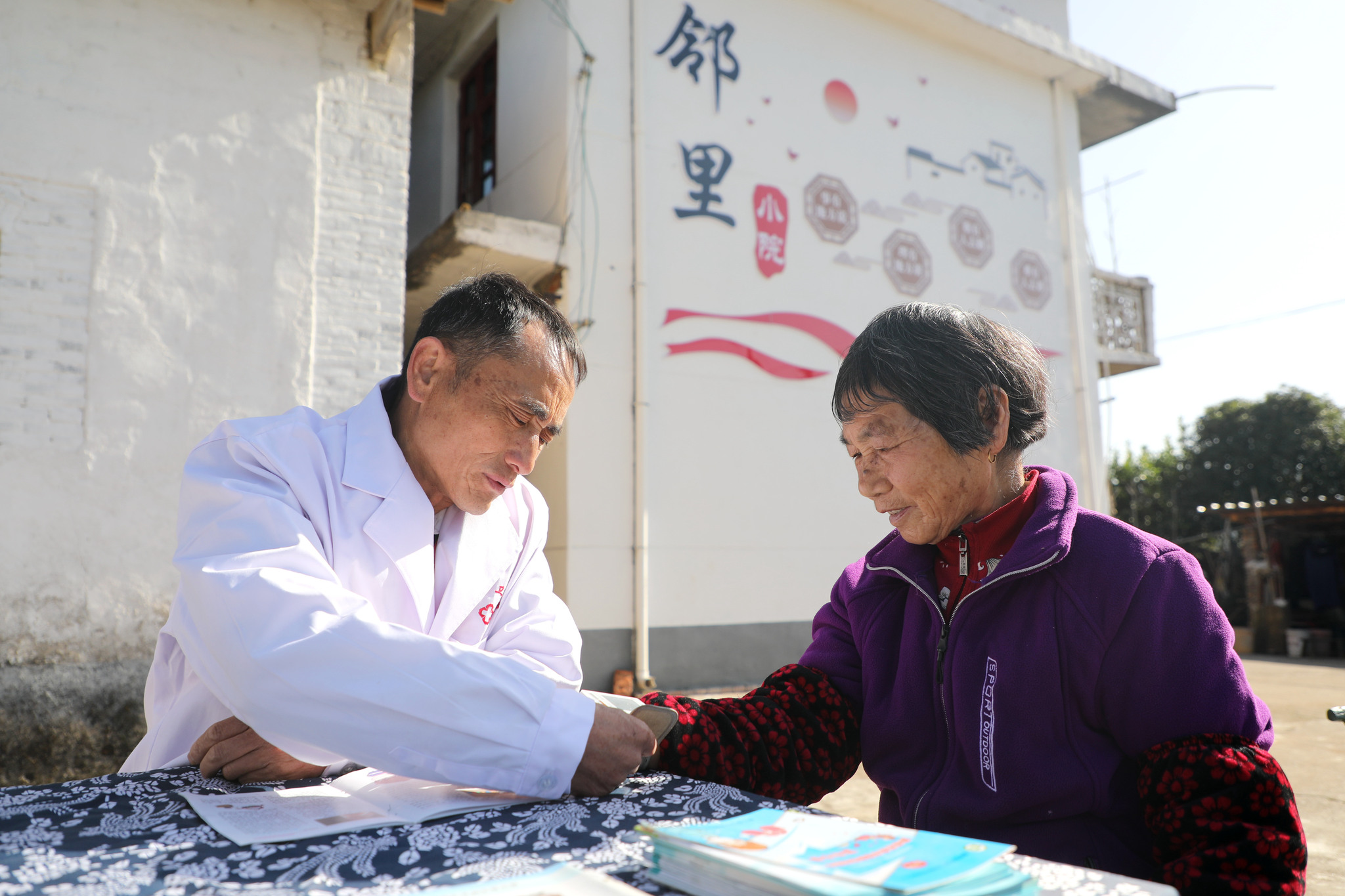 A village doctor measures blood pressure for a villager in Ji'an City, east China's Jiangxi Province, November 28, 2025. /CFP