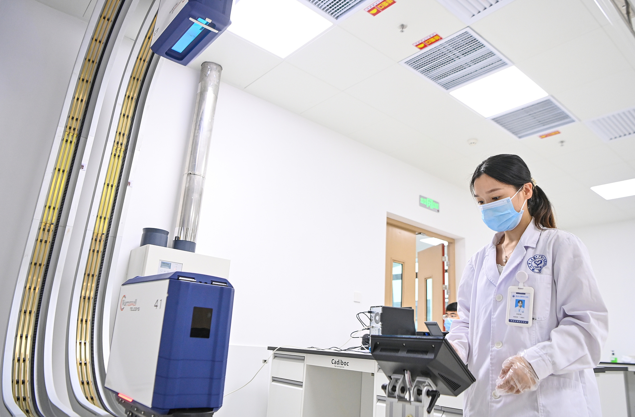 A medical staff member operates an intelligent logistics transmission system to deliver items in Ganzhou, east China's Jiangxi Province, July 22, 2025. /CFP