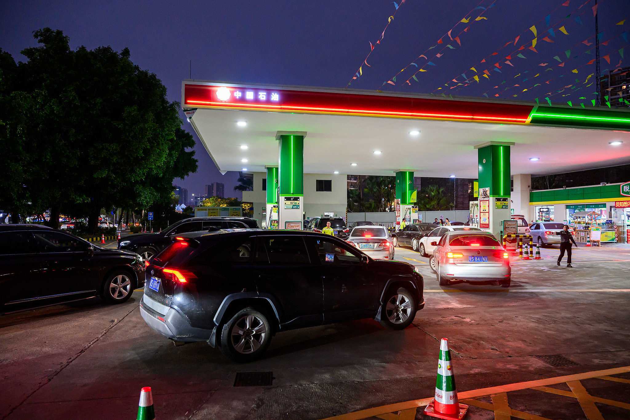 Drivers scrambled to refuel at a gas station ahead of the price hike taking effect, Dongguan, Guangdong Province, March 9, 2026. /VCG