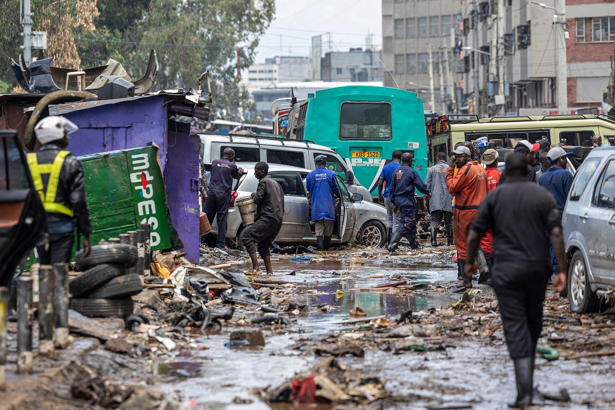 People salvage property from receding flood waters in downtown Nairobi, March 7, 2026. /VCG