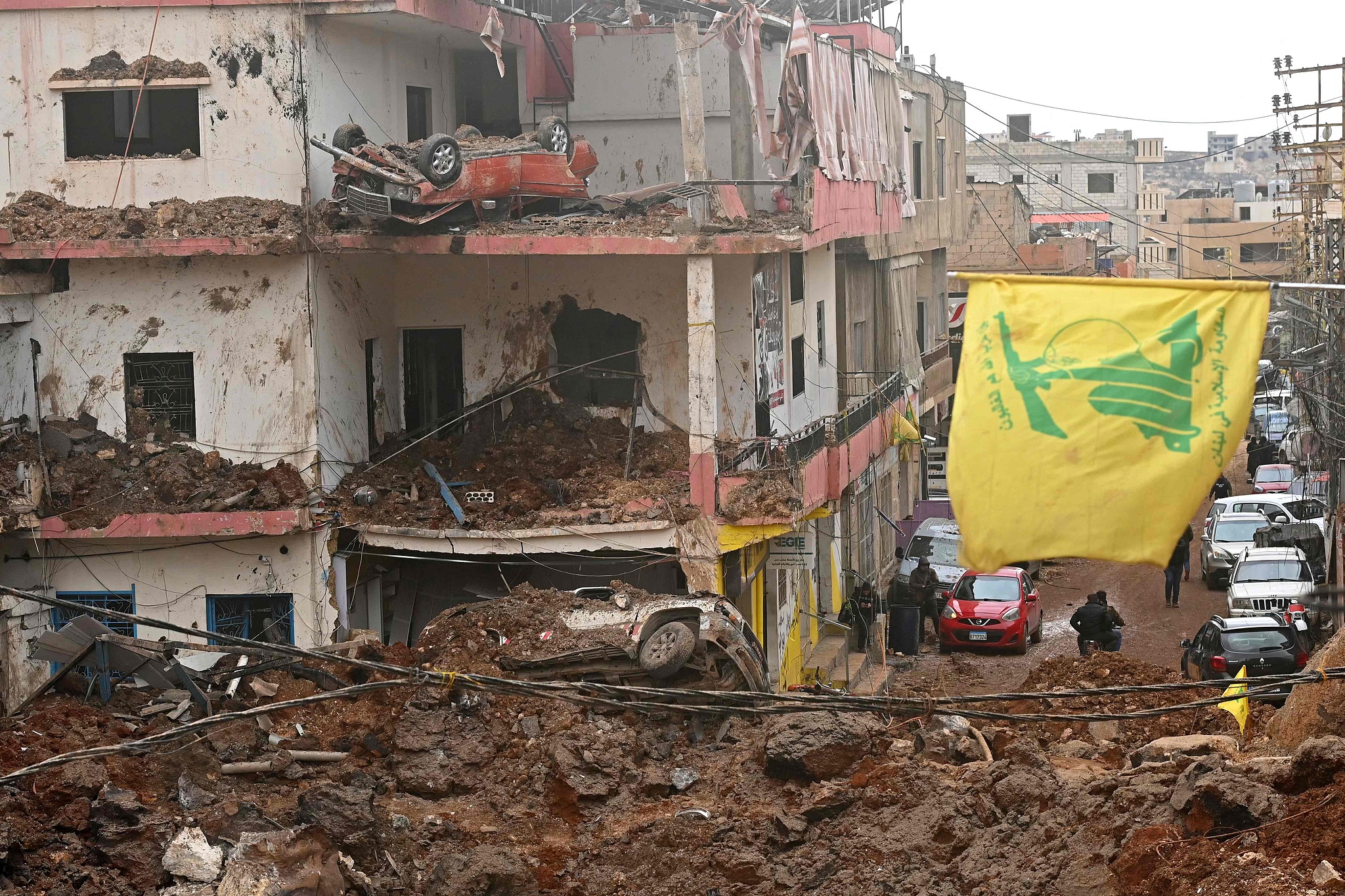 A flag of Hezbollah was installed on the balcony of a damaged building in Nabi Sheet town after an Israeli military operation in the Bekaa Valley of Lebanon, on March 7, 2026. /VCG