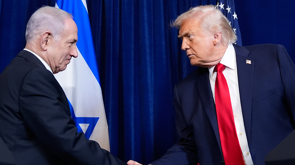 President Donald Trump (R) shakes hands with Israel's Prime Minister Benjamin Netanyahu during a news conference in Palm Beach, Florida, US, December 29, 2025. /VCG