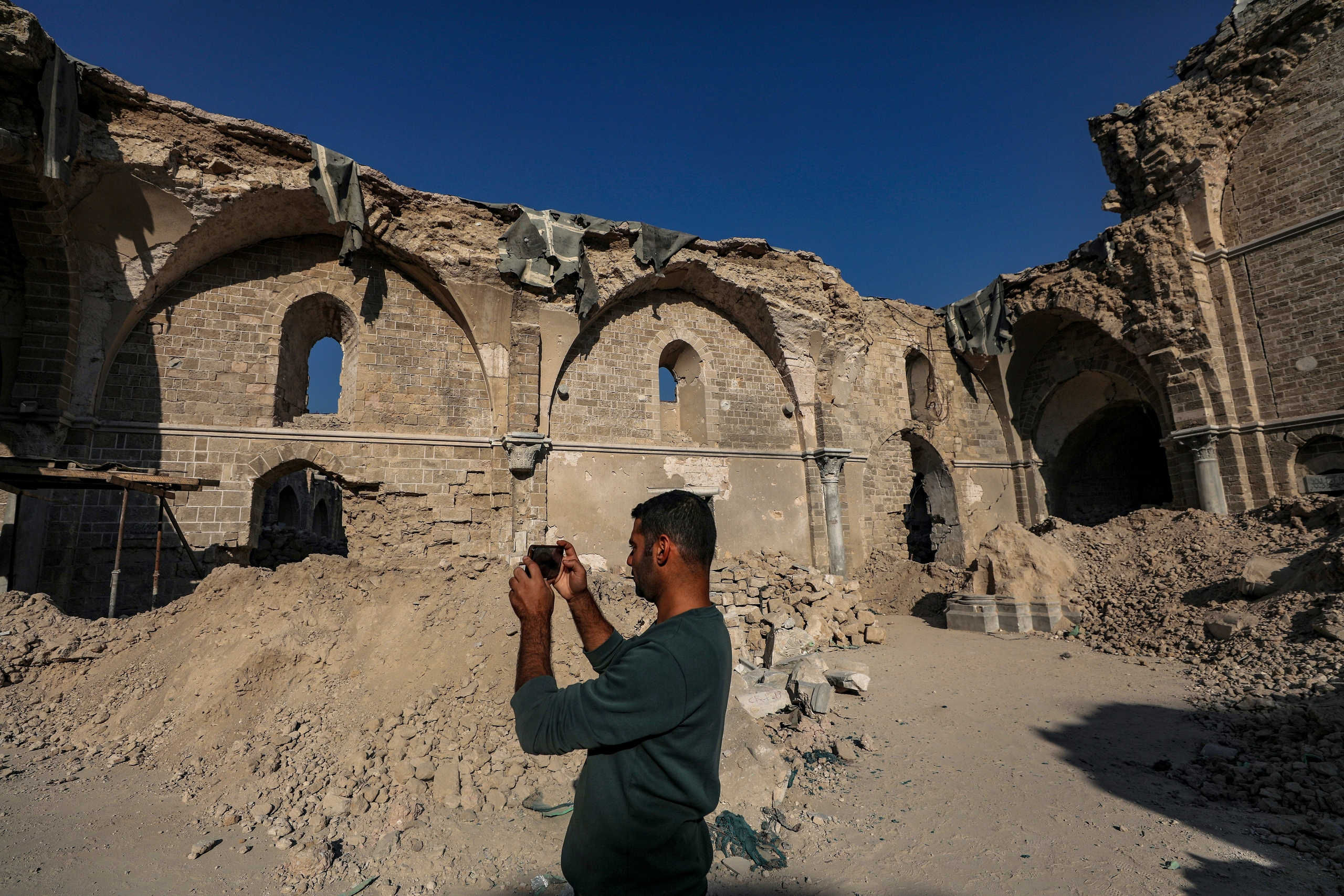 Palestinian workers attempt to preserve the Great Omari Mosque, which was damaged by multiple Israeli airstrikes, during a ceasefire in Gaza City on December 4, 2025. /IC