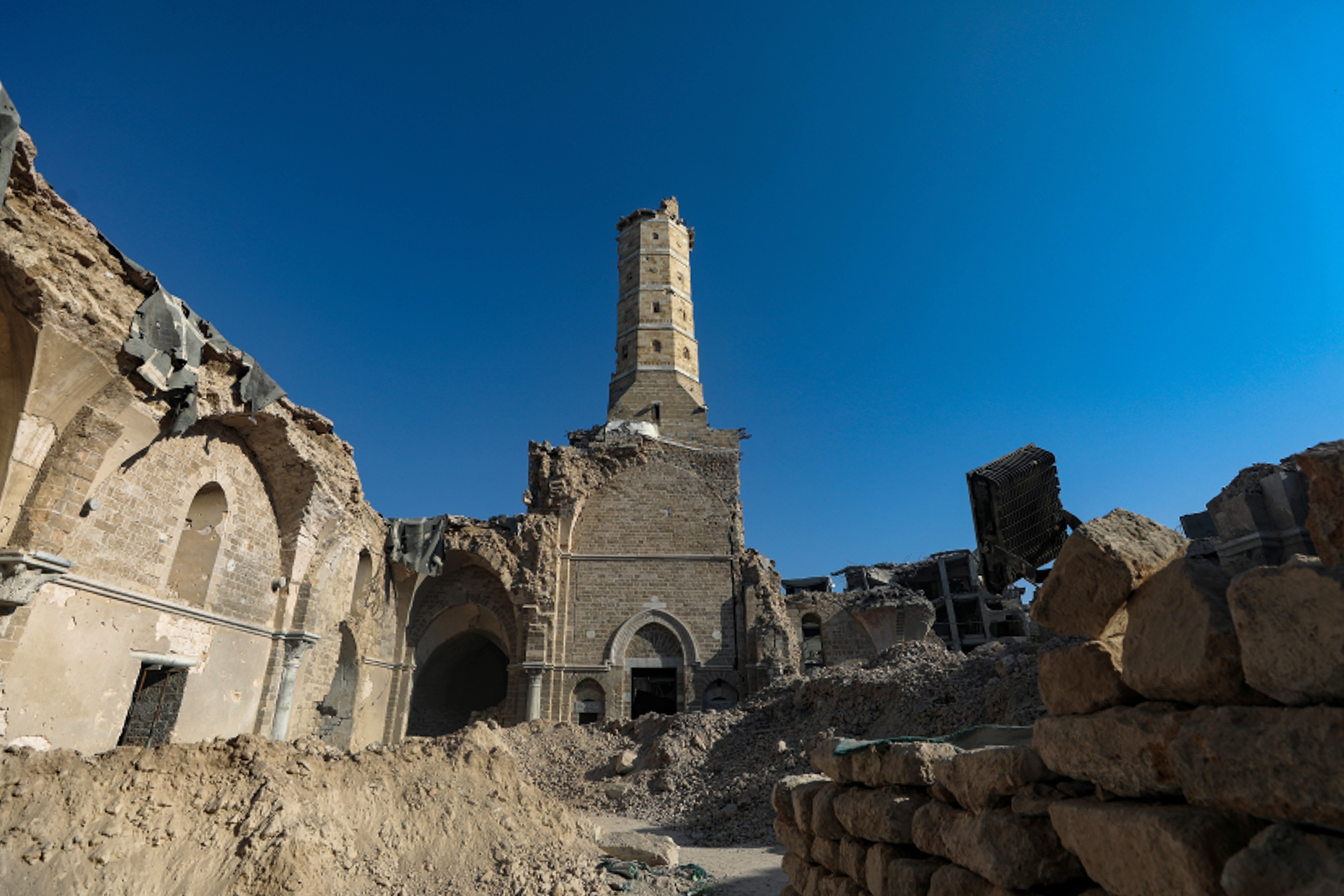 Palestinian workers attempt to preserve the Great Omari Mosque, which was damaged by multiple Israeli airstrikes, during a ceasefire in Gaza City on December 4, 2025. /IC