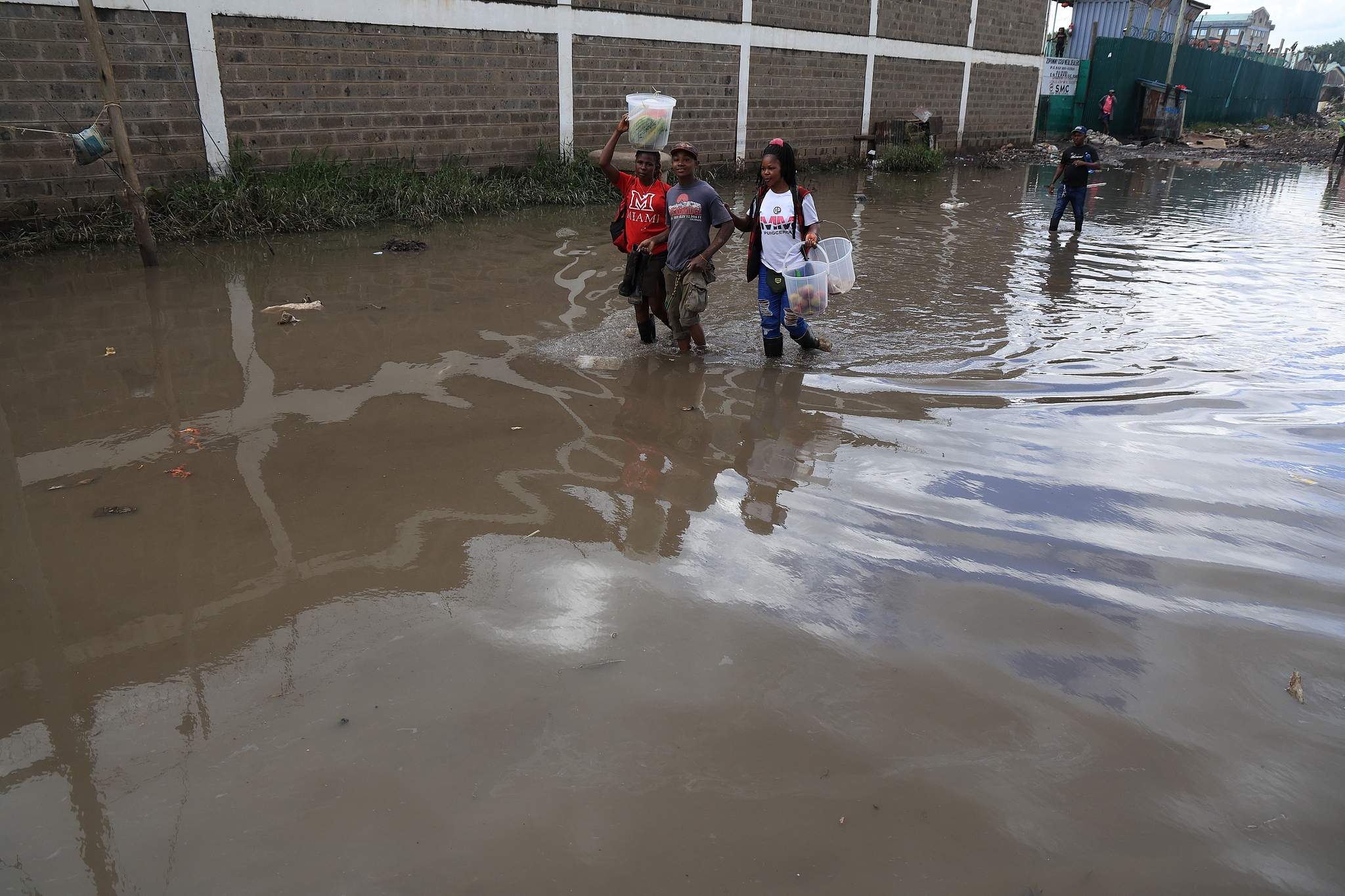 People walk through accumulated floodwaters in Nairobi, Kenya, March 9, 2026. /VCG