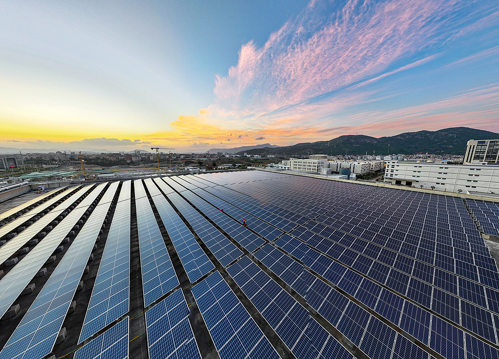 Staff conducting an inspection of photovoltaic equipment, Fuzhou, southeast China's Fujian Province, February 21, 2024. /VCG