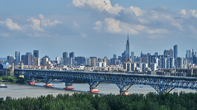 Live: Enjoy a spectacular view of China's Nanjing Yangtze River Bridge