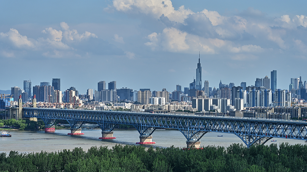Live: Enjoy a spectacular view of China's Nanjing Yangtze River Bridge