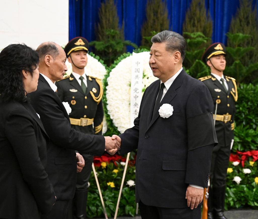 Xi Jinping shakes hands with a family member of Song Ping to express deep condolences in Beijing, capital of China, March 10, 2026. /Xinhua