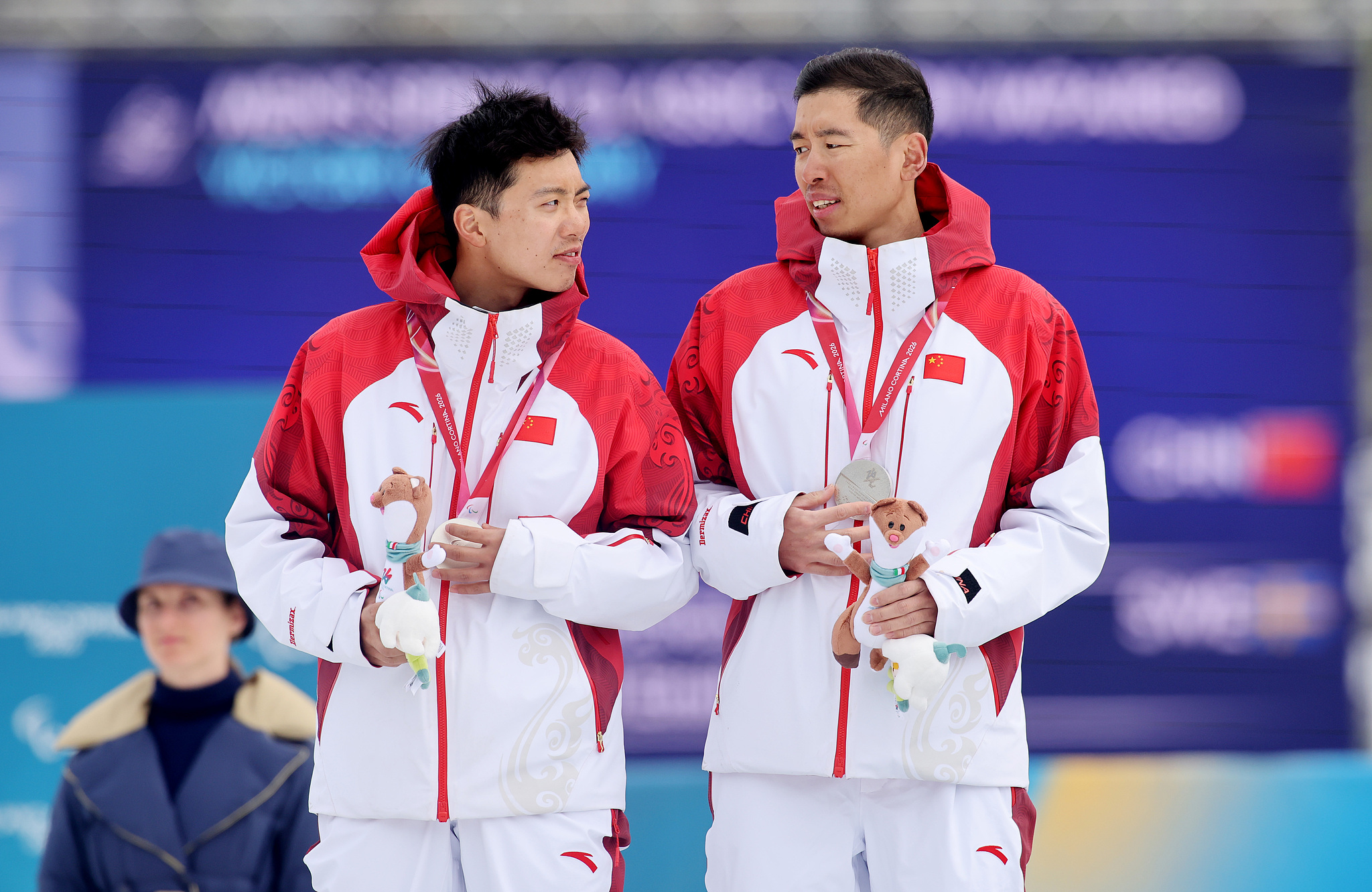 Silver medalist Yu Shuang of Team People's Republic of China and guide Shang Jincai during the medal ceremony for men's sprint classic vision impaired of the 2026 Milano Cortina Winter Paralympics in Val di Fiemme, Italy, March 10, 2026. /VCG
