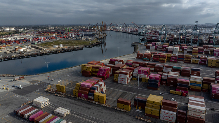 Oil drops on de-escalation hopes but supply risks remain