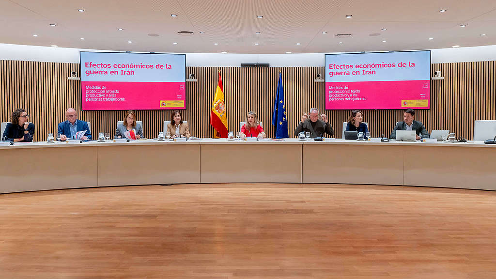 The Second Vice-President and Minister of Labour and Social Economy, Yolanda Díaz (C) holds a meeting to assess the possible measures to be deployed in the face of the possible economic and social consequences of the conflict in Iran in Madrid, Spain, March 5, 2026. /VCG