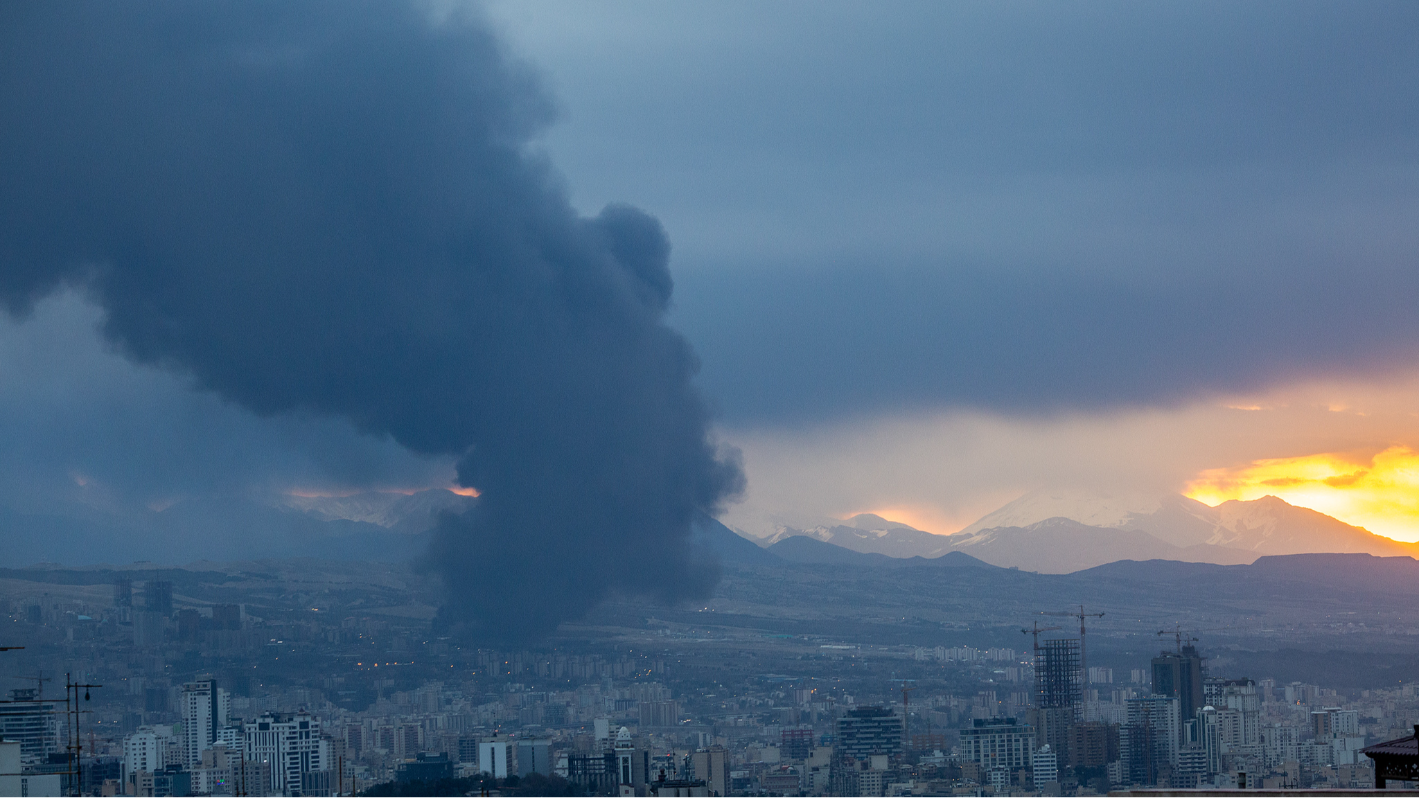 A plume of smoke rises over Tehran's skyline following overnight attacks by the Israeli Air Force on an oil complex, which includes refineries as well as the city's tanks containing reserves, Tehran, March 8, 2026. /VCG