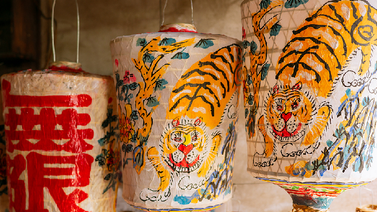 Xiamen artisan keeps ancient dragon and tiger lantern alive