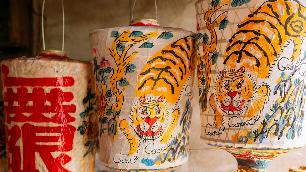 Xiamen artisan keeps ancient dragon and tiger lantern alive