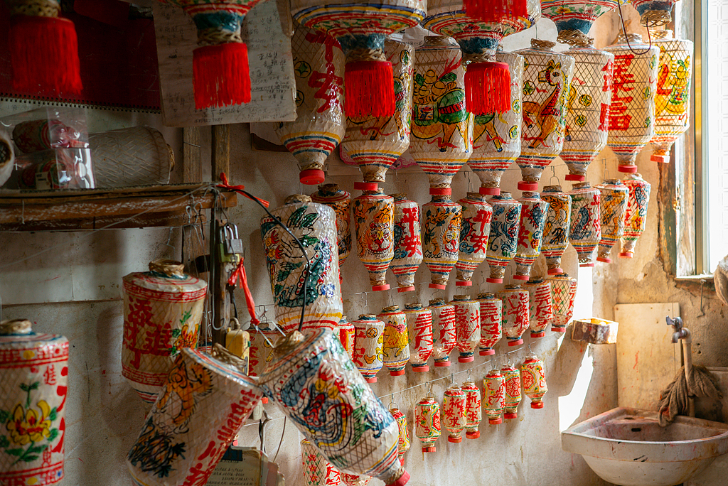 A display of vibrant dragon and tiger lanterns in Xiamen, Fujian, March 7, 2026 /VCG