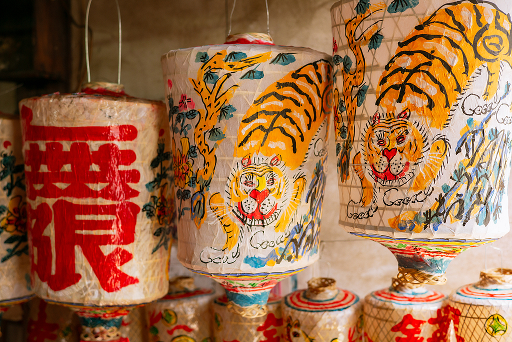 A display of vibrant dragon and tiger lanterns in Xiamen, Fujian, March 7, 2026 /VCG