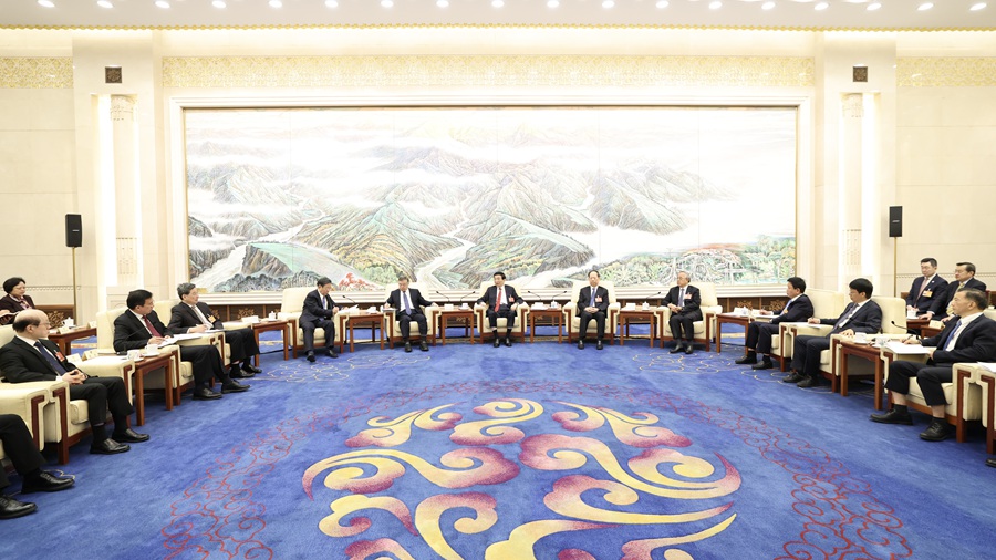 China's top political advisor visits press representatives