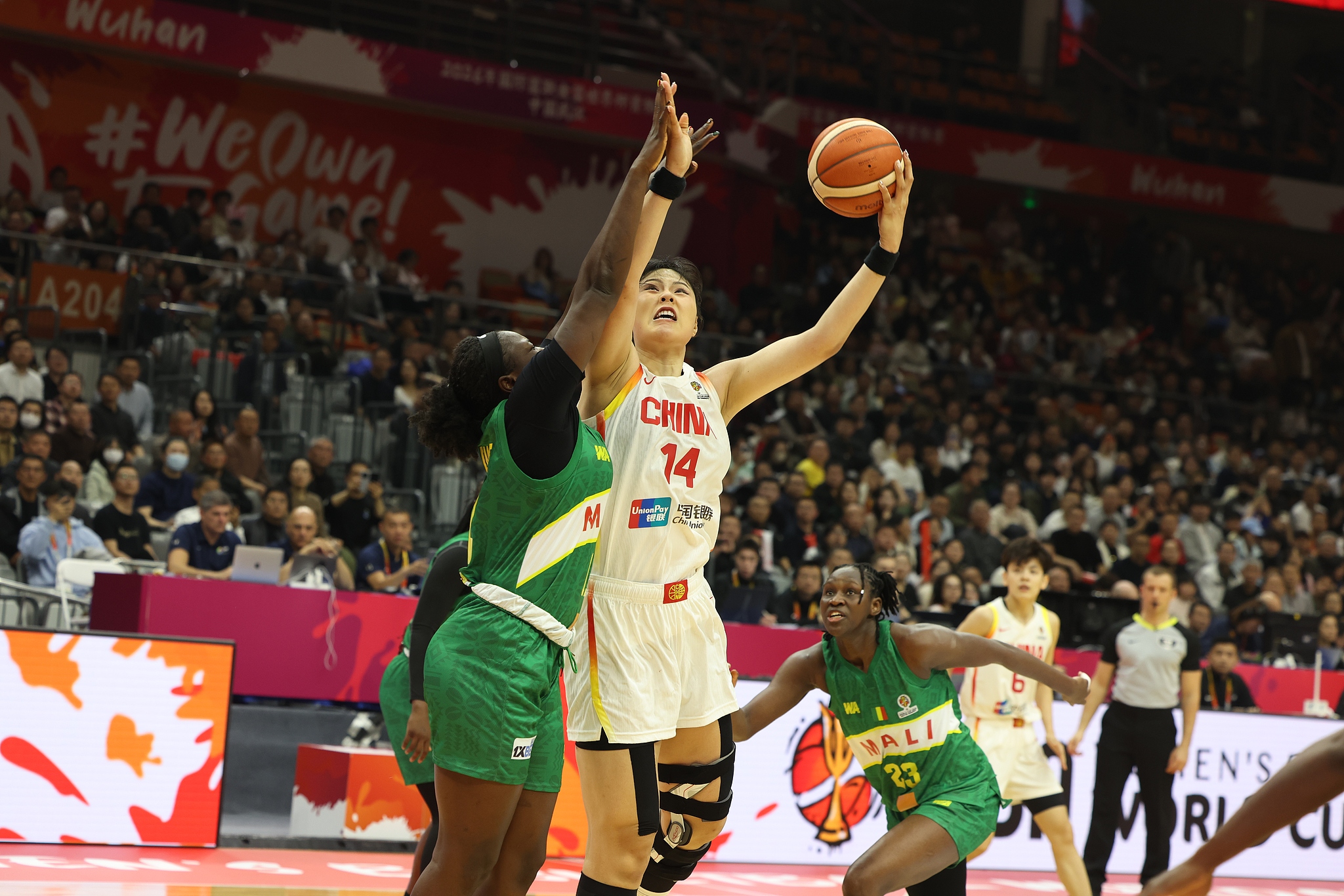 Li Yueru (#14) of China drives toward the rim in the 2026 FIBA Women's World Cup qualifer against Mali in Wuhan, central China's Hubei Province, March 11, 2026. /VCG