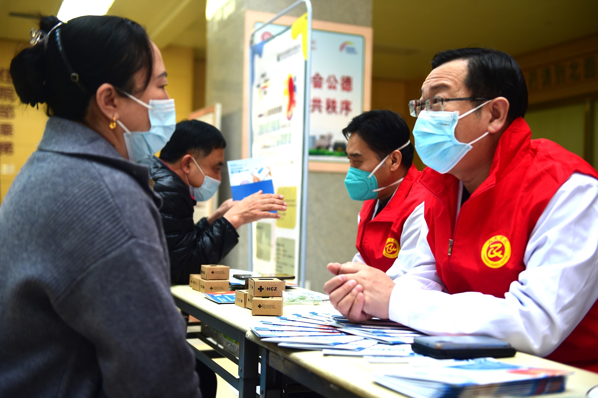 Medical staff at Cangzhou People's Hospital in north China's Hebei Province provided consultations to the public and shared educational resources on kidney health, March 9, 2023. /CFP 
