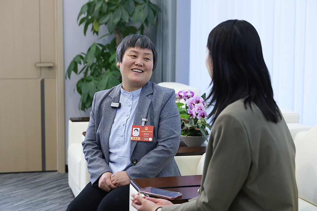 NPC deputy Li Cuili opened a library in her village in Henan Province. /VCG