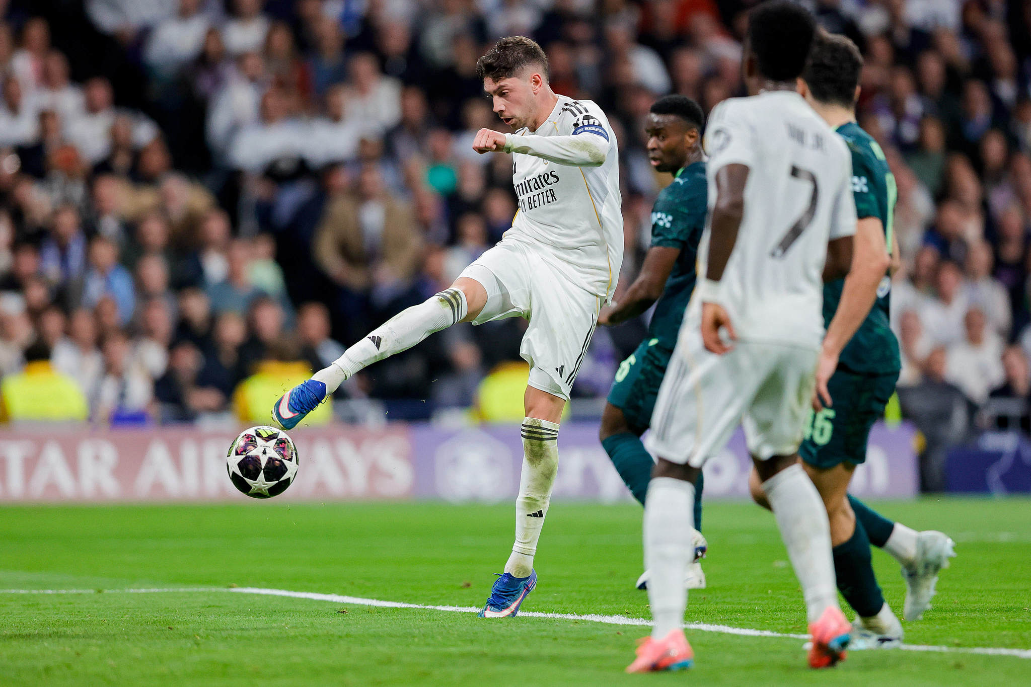 Federico Valverde (C) of Real Madrid shoots to score a goal in the first leg of the UEFA Champions League round of 16 against Manchester City at Estadio Bernabeu in Madrid, Spain, March 11, 2026. /VCG