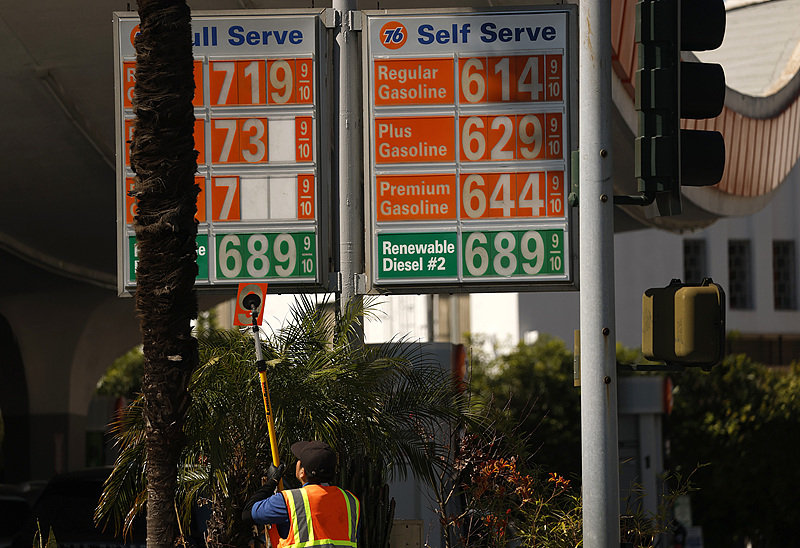A worker changes the prices for gas at a 76 station in Beverly Hills, California, March 11, 2026. /VCG
