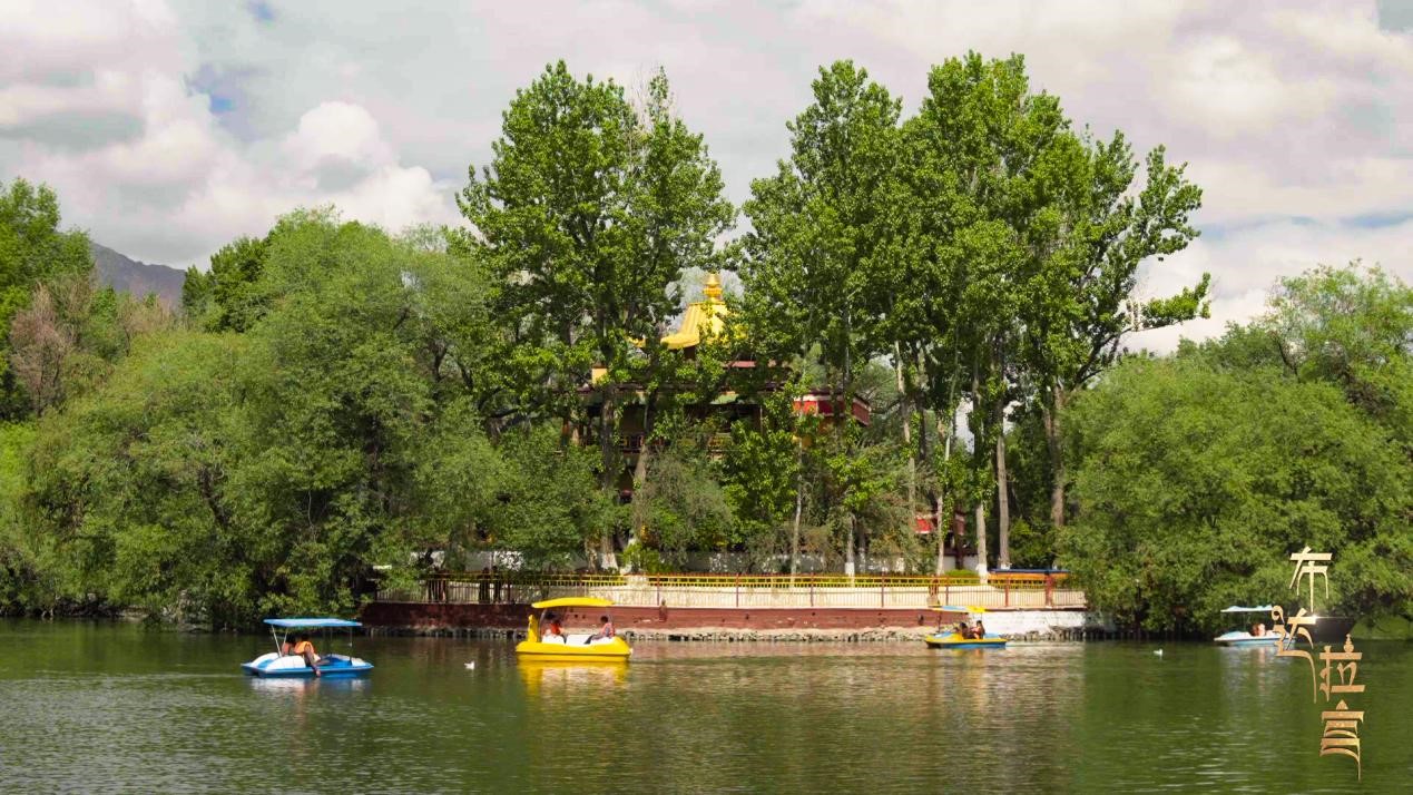 Visitors take a boat ride while enjoying the scenery at Longwangtan Park in Lhasa, Xizang. /CGTN