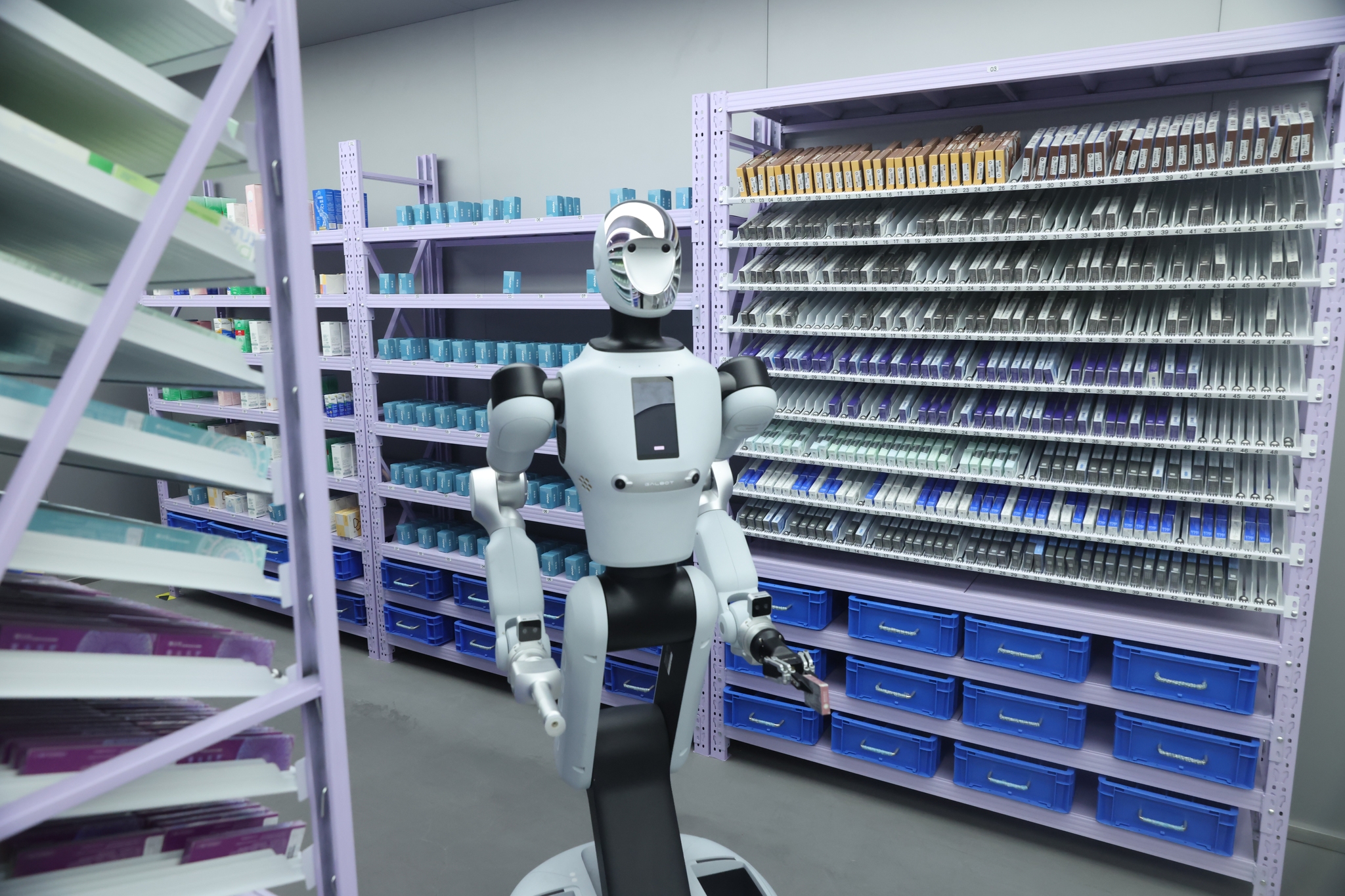 The intelligent pharmacy robot operates at a drugstore in Haidian District, Beijing, March 12, 2026. /VCG