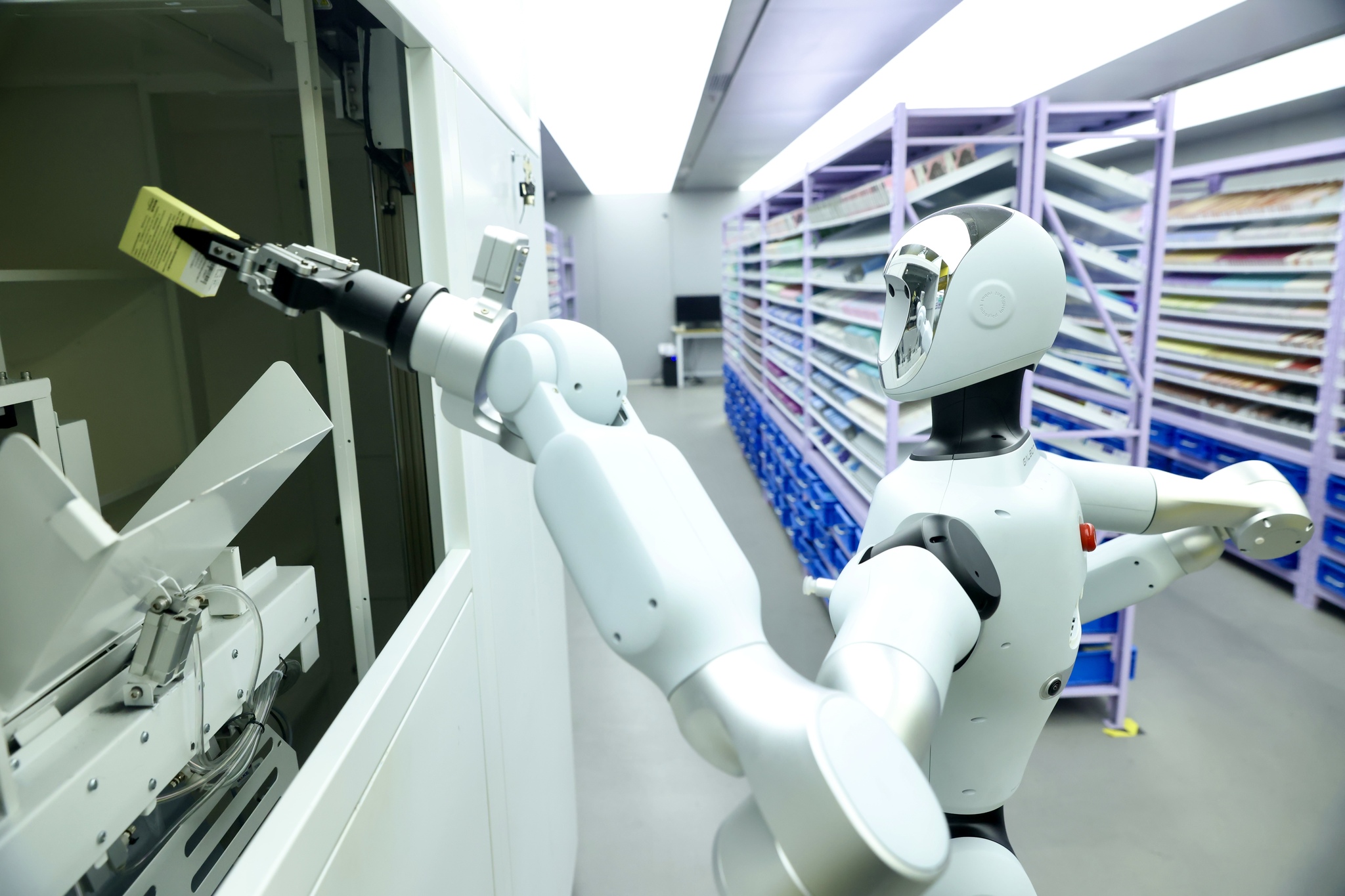 The intelligent pharmacy robot places medicines into a smart pickup cabinet at a drugstore in Haidian District, Beijing, March 12, 2026. /VCG