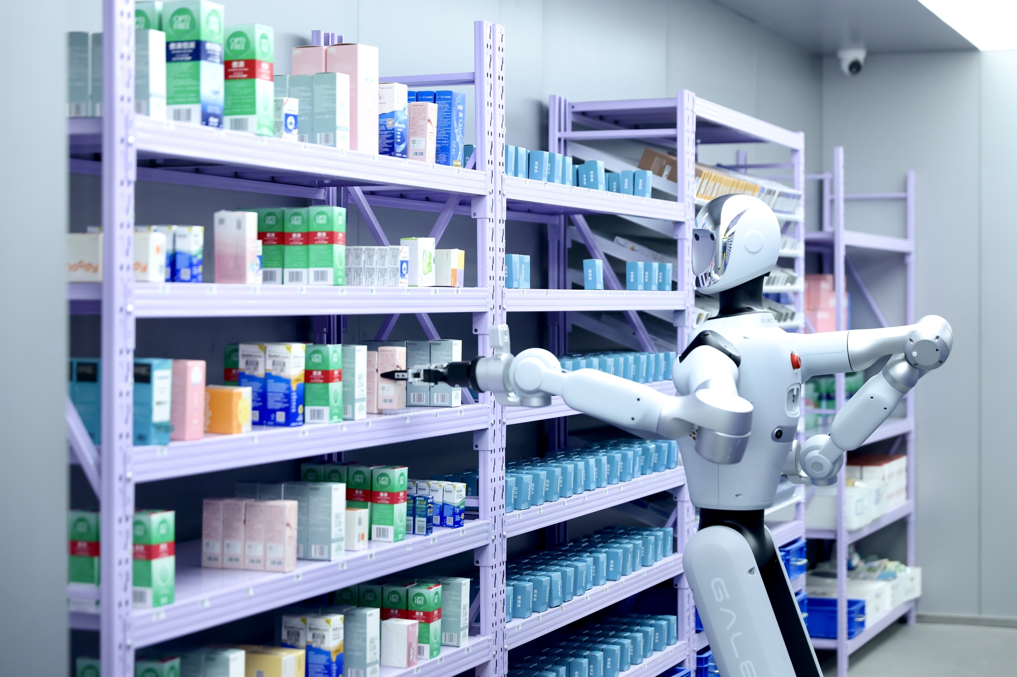 The intelligent pharmacy robot operates at a drugstore in Haidian District, Beijing, March 12, 2026. /VCG