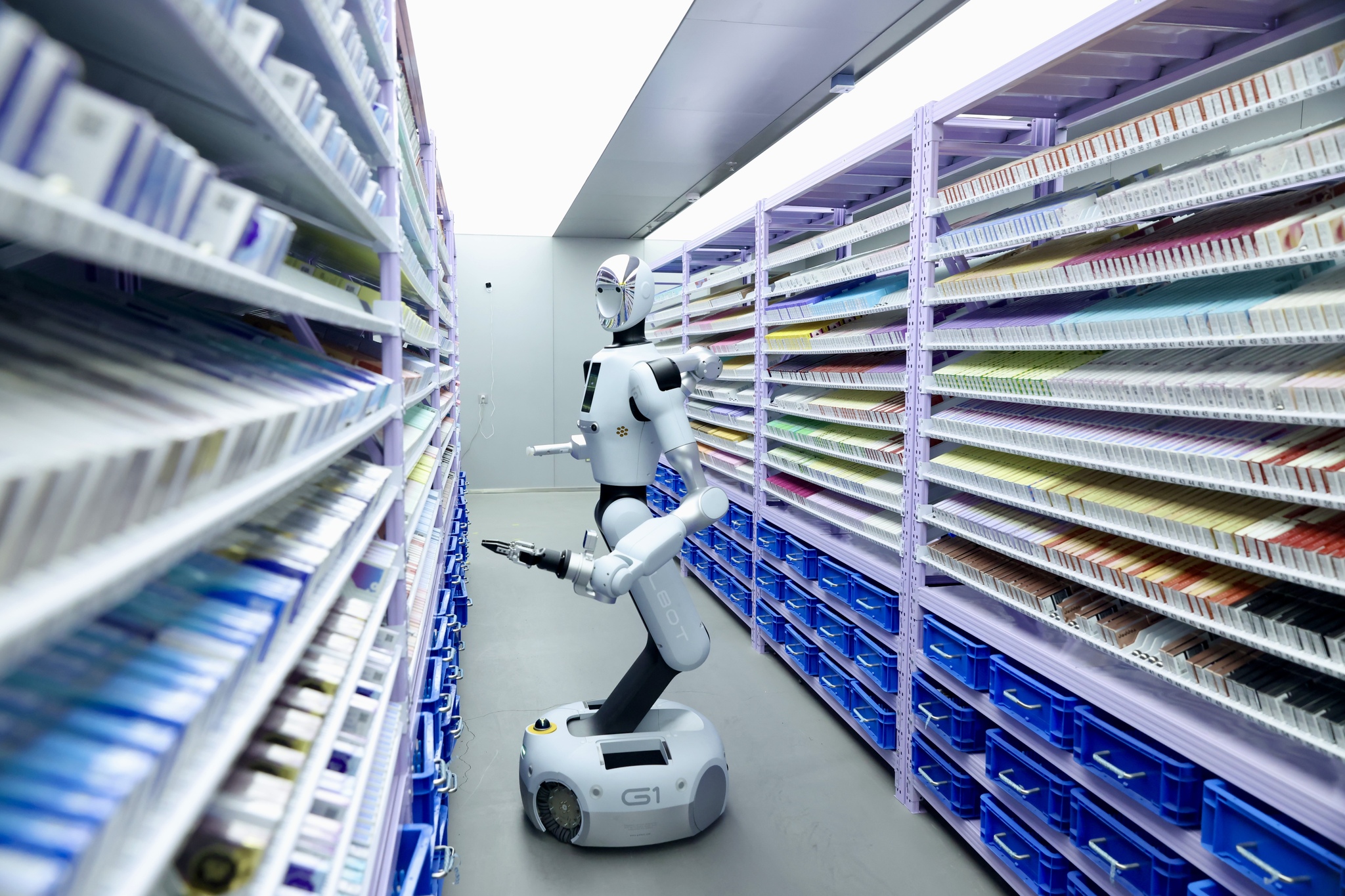 The intelligent pharmacy robot operates at a drugstore in Haidian District, Beijing, March 12, 2026. /VCG